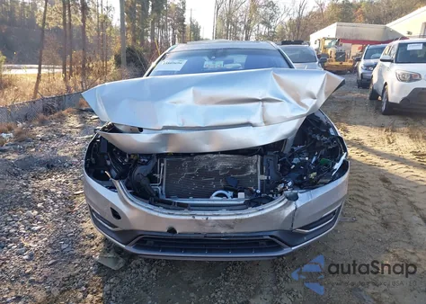 2015 Volvo V60 T5 Platinum z USA, uszkodzony, nr VIN YV1612SD1F1191878